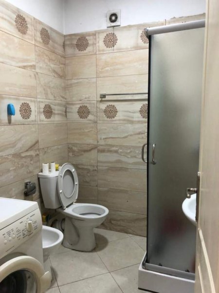 Tirane, jepet me qera apartament 1+1+BLK Kati 5, 60 m² 450 Euro (rruga thanas ziko)