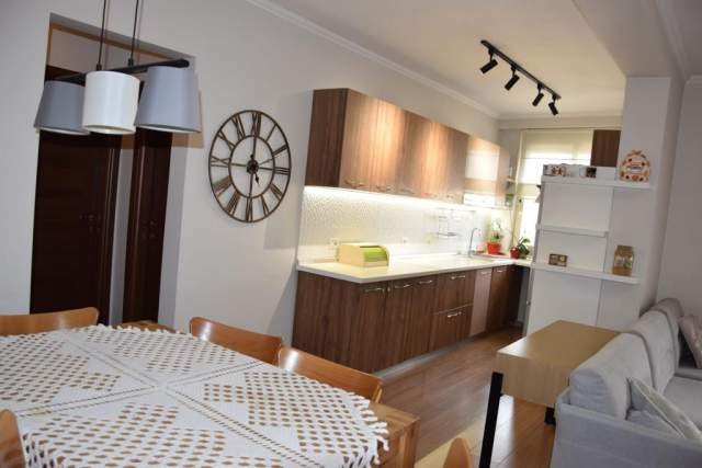 Tirane, jepet me qera apartament 3+1+BLK Kati 5, 140 m² 700 Euro (rruga hoxha tahsim)