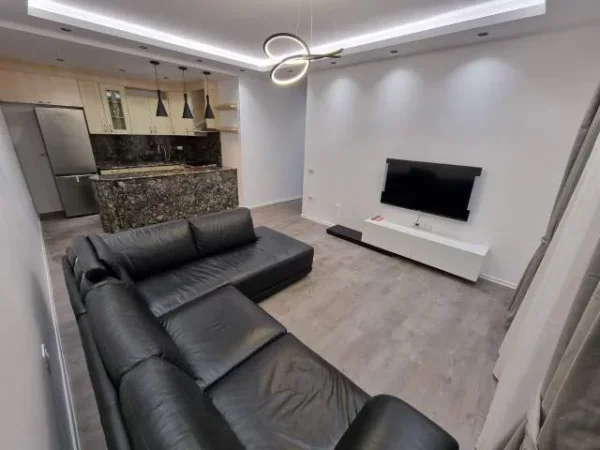 Tirane, jepet me qera apartament 2+1 Kati 3, 100 m² 550 Euro (Liqeni i thate)