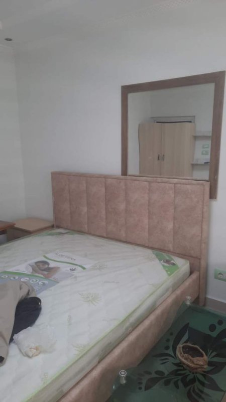 Tirane, jepet me qera apartament 1+1 Kati 1, 50 m² 240 Euro (Shkolla e Bashkuar)