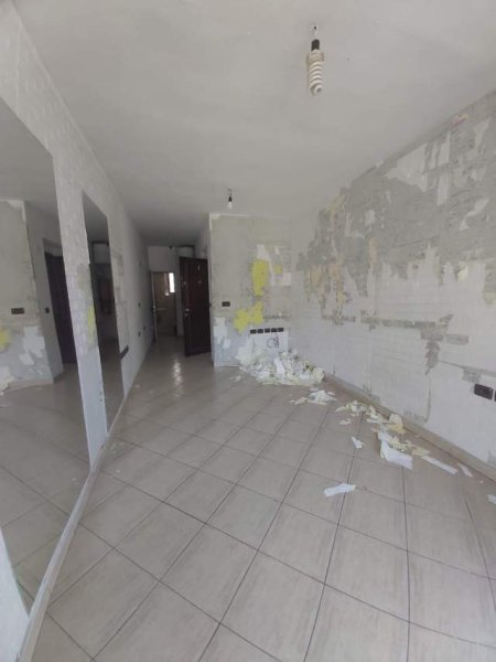 Tirane, jepet me qera dyqan Kati 1, 35 m² 400 Euro (xhamia e tabakeve)