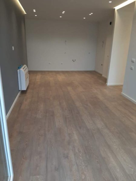 Tirane, jepet me qera ambjent biznesi Kati 6, 110 m² 600 Euro (21 Dhjetori)