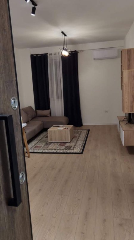 Tirane, jepet me qera apartament 1+1+BLK Kati 8, 65 m² 350 Euro (3 deshmoret)