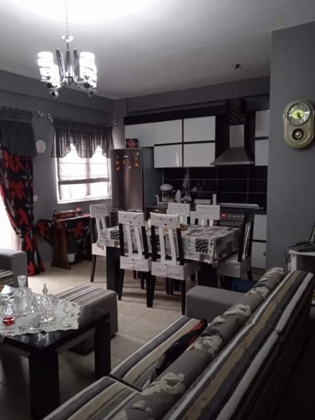 Korce, jap me qera apartament 1+1+BLK Kati 3, 70 m² 30 Euro (Bulevardi Rilindasit)