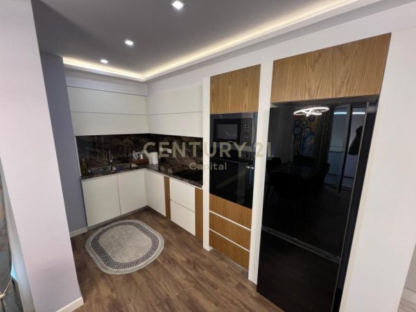 Tirane, jepet me qera apartament 2+1+Ballkon Kati 5, 95 m² 800 € 