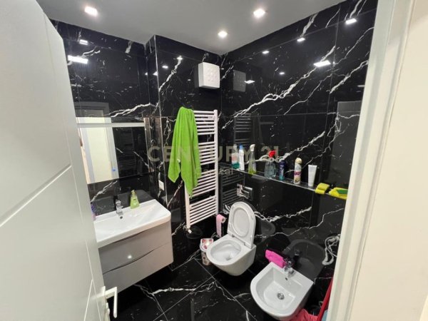 Tirane, jepet me qera apartament 2+1+Ballkon Kati 5, 95 m² 800 € 