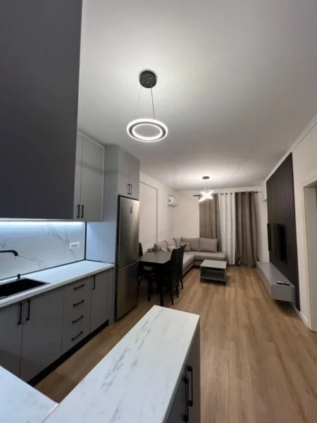 Tirane, jepet me qera apartament 1+1+Ballkon Kati 4, 68 m² 500 € (univers city)