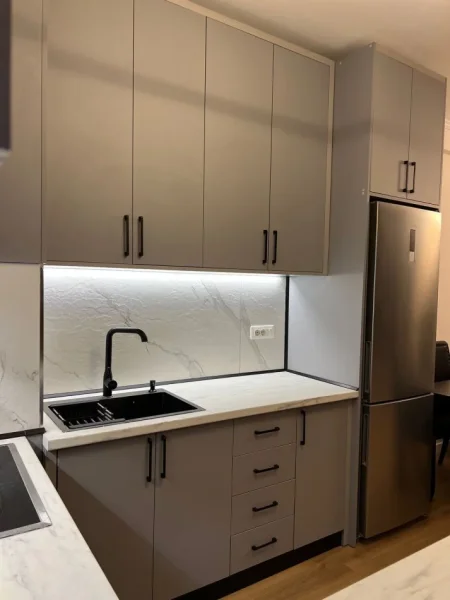Tirane, jepet me qera apartament 1+1+Ballkon Kati 4, 68 m² 500 € (univers city)