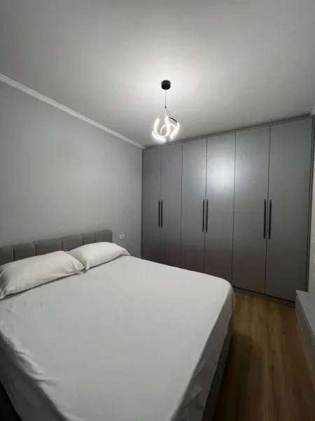 Tirane, jepet me qera apartament 1+1+Ballkon Kati 4, 68 m² 500 € (univers city)