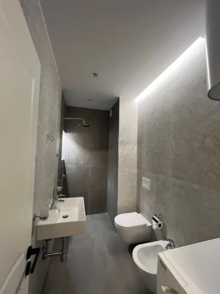 Tirane, jepet me qera apartament 1+1+Ballkon Kati 4, 68 m² 500 € (univers city)