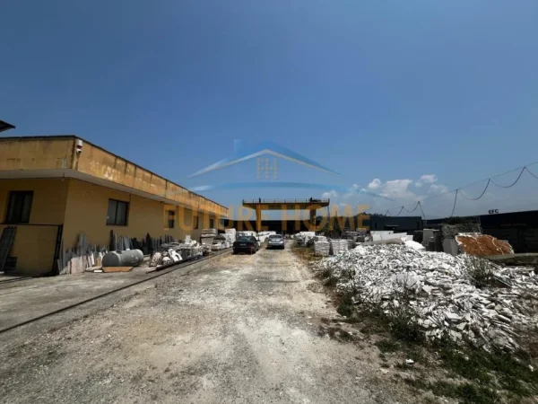 Tirane, shitet truall , 2.095 m² 800.000 € (Vaqarr)