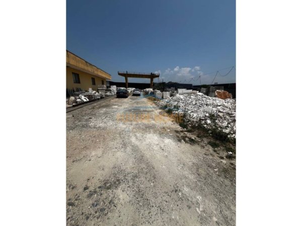 Tirane, shitet truall , 2.095 m² 800.000 € (Vaqarr)