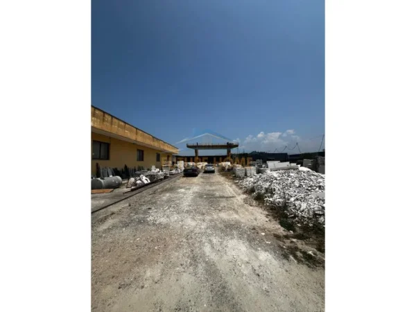 Tirane, shitet truall , 2.095 m² 800.000 € (Vaqarr)