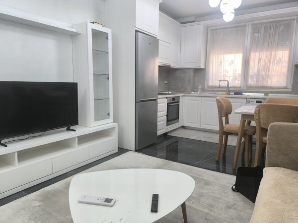 Tirane, jepet me qera apartament 1+1 Kati 2, 500 € (Teodor keko)
