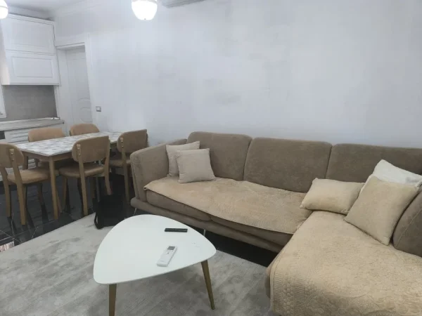 Tirane, jepet me qera apartament 1+1 Kati 2, 500 € (Teodor keko)