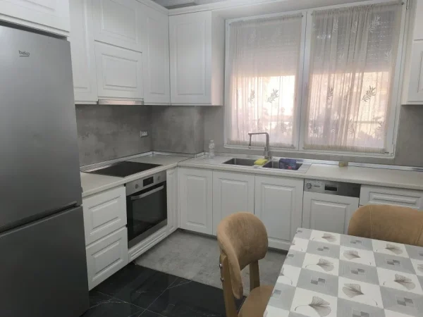 Tirane, jepet me qera apartament 1+1 Kati 2, 500 € (Teodor keko)
