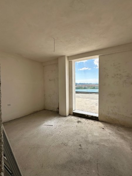 Tirane, shitet Vile 3 Katshe Kati 3, 250 m² 420.000 € (Liqeni Farkes)