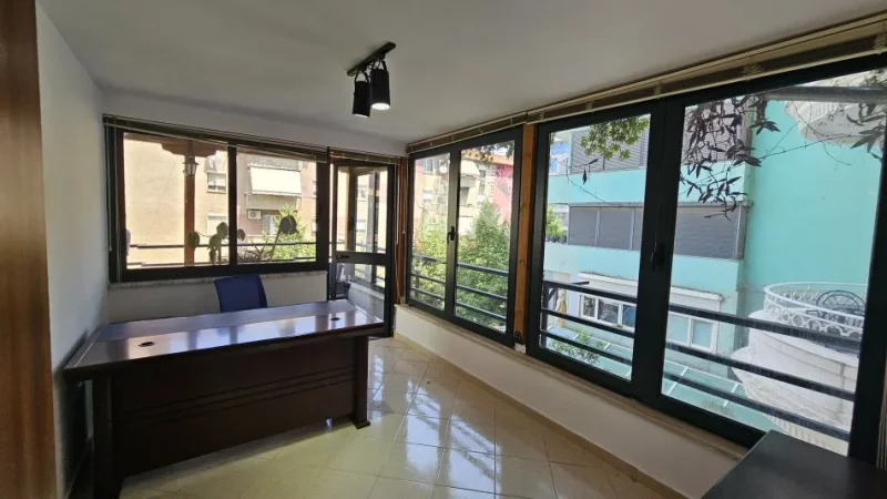 Tirane, jepet me qera zyre Kati 2, 100 m² 1.300 € (Garda)