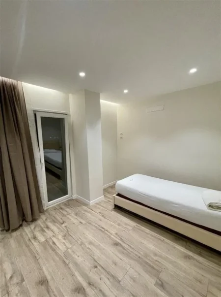 Tirane, jepet me qera apartament 2+1 Kati 8, 95 m² 600 € (univers city)