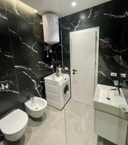 Tirane, jepet me qera apartament 2+1 Kati 8, 95 m² 600 € (univers city)