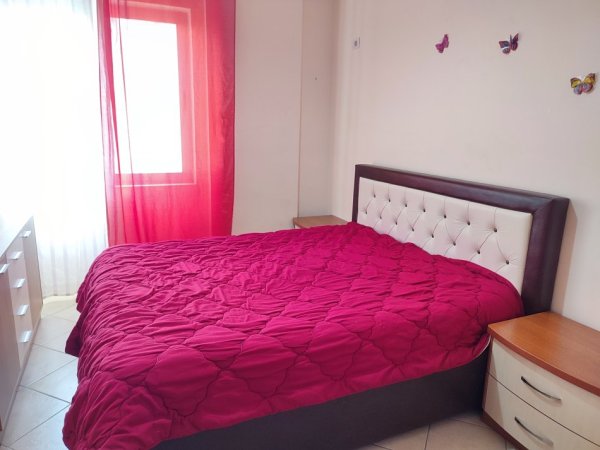 Tirane, jepet me qera apartament 1+1 Kati 4, 350 € (Teodor keko)