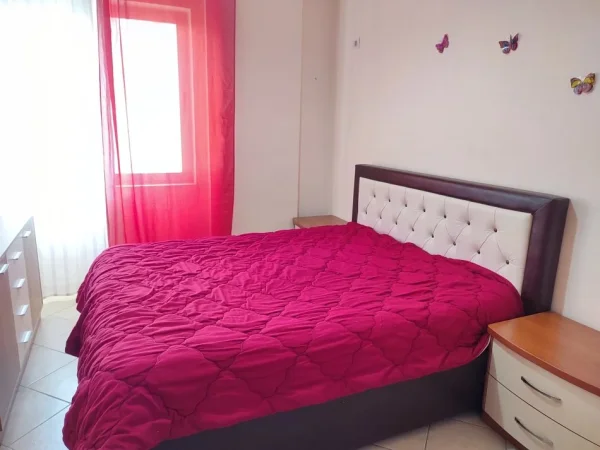 Tirane, jepet me qera apartament +1 Kati 4, 350 € (Teodor keko)