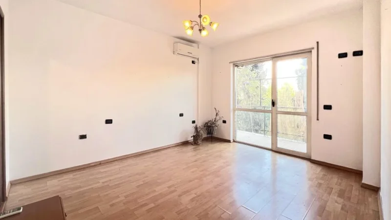 Tirane, jepet me qera ambjent biznesi Kati 4, 150 m² 1.350 € (Ambasada Amerikane)