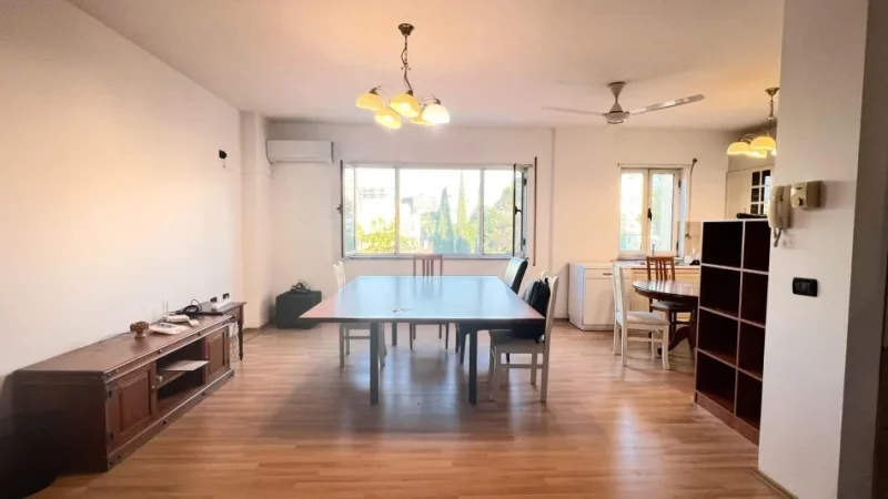 Tirane, jepet me qera ambjent biznesi Kati 4, 150 m² 1.350 € (Ambasada Amerikane)