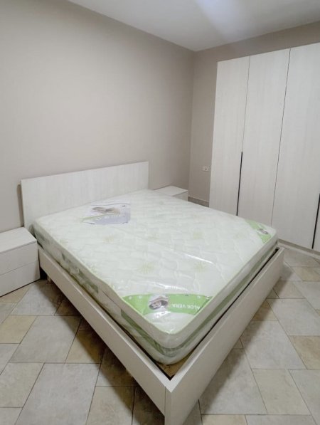 Tirane, jepet me qera apartament 1+1+Ballkon Kati 15, 50 m² 550 € (QENDER)
