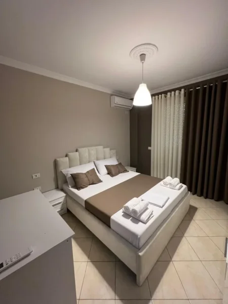 Tirane, jepet me qera apartament 1+1 Kati 1, 80 m² 550 € (Rruga Peti,Kompleksi Ferrari)