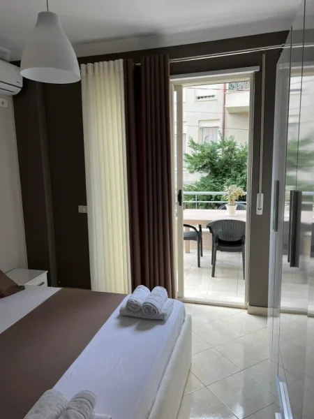 Tirane, jepet me qera apartament 1+1 Kati 1, 80 m² 550 € (Rruga Peti,Kompleksi Ferrari)