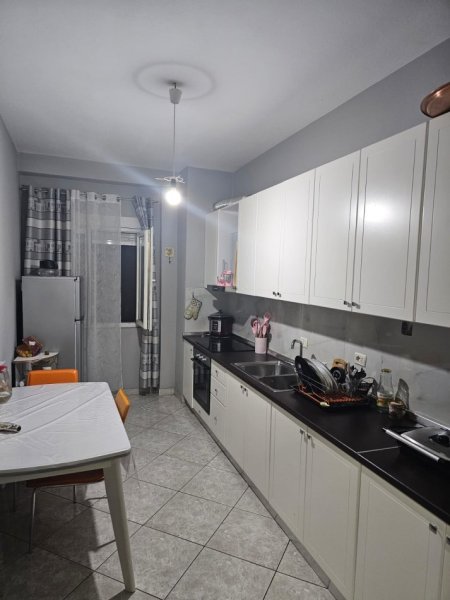 Durres, jepet me qera apartament 3+1+Aneks+Ballkon Kati 4, 140 m² 500 € (Rruga Aleksander goga)
