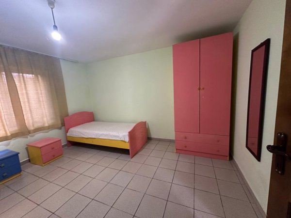 Tirane, jepet me qera apartament 1+1+Aneks+Ballkon Kati 0, 70 m² 300 € (Rruga “Bajram Allaraj”)