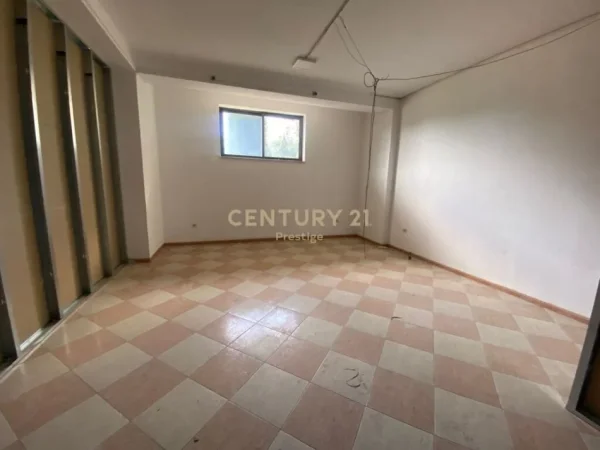 Tirane, jepet me qera ambjent biznesi Kati 1, 300 m² 2.000 € 