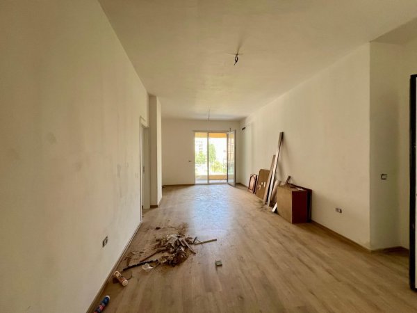 Tirane, shitet apartament 2+1+Ballkon Kati 1, 101 m² 161.500 € (Ish Fusha e Aviacionit)