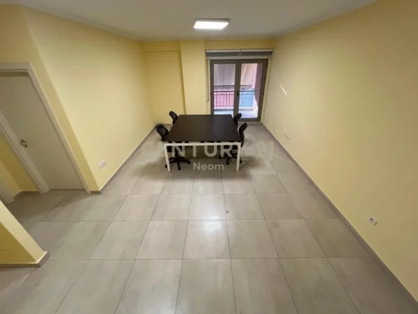 Tirane, jepet me qera ambjent biznesi Kati 1, 75 m² 750 € (Delijorgji)