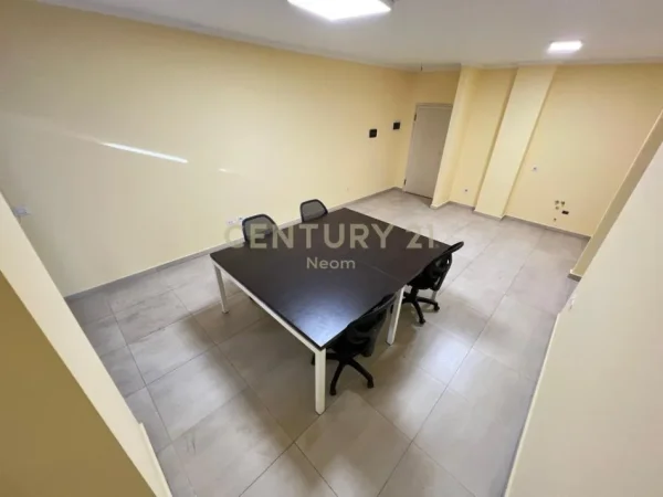 Tirane, jepet me qera ambjent biznesi Kati 1, 75 m² 750 € (Delijorgji)