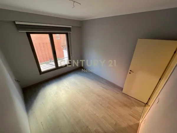 Tirane, jepet me qera ambjent biznesi Kati 1, 75 m² 750 € (Delijorgji)