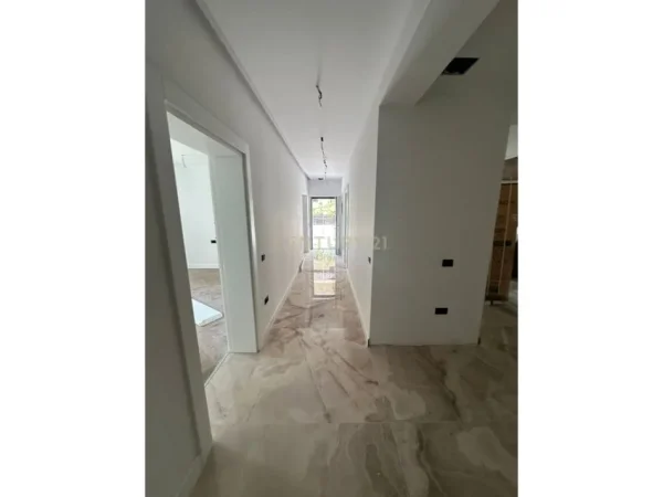 Tirane, shes apartament 2+1 Kati 3, 383 m² 1.200.000 € (Brryl)