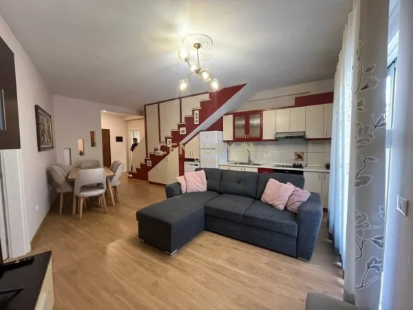 Tirane, jepet me qera apartament duplex 1+1+Ballkon , 132 m² 890 € (Rruga e Dibres)