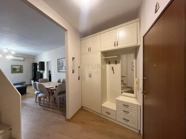 Tirane, jepet me qera apartament duplex 1+1+Ballkon , 132 m² 890 € (Rruga e Dibres)