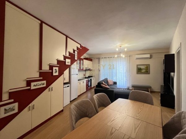 Tirane, jepet me qera apartament duplex 1+1+Ballkon , 132 m² 890 € (Rruga e Dibres)