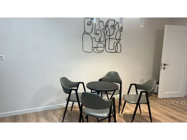 Tirane, jepet me qera apartament 2+1 Kati 1, 93 m² 1.000 € (Qender)