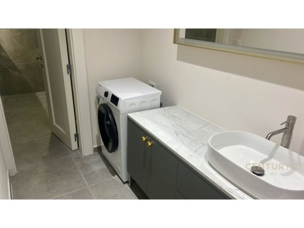 Tirane, jepet me qera apartament 2+1 Kati 1, 93 m² 1.000 € (Qender)