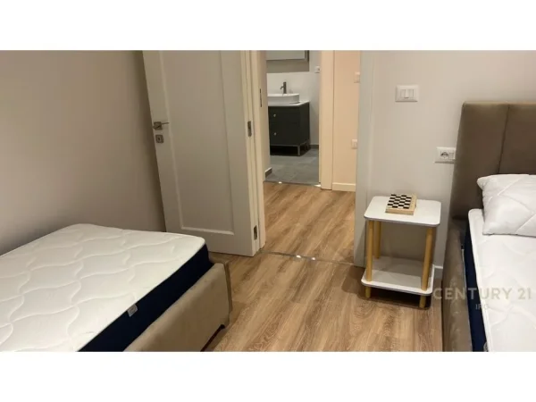 Tirane, jepet me qera apartament 2+1 Kati 1, 93 m² 1.000 € (Qender)