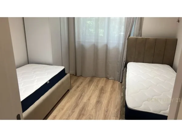 Tirane, jepet me qera apartament 2+1 Kati 1, 93 m² 1.000 € (Qender)