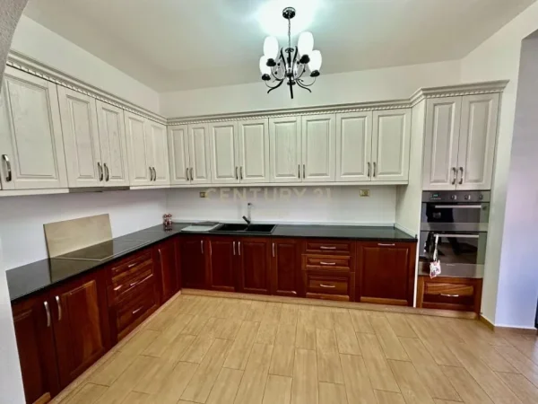 Tirane, jepet me qera apartament 2+1 Kati 1, 100 m² 600 € (Kompleksi Grande)