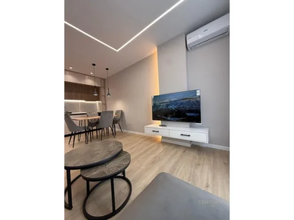Tirane, jepet me qera apartament 1+1+Ballkon Kati 8, 90 m² 500 € (Yzberisht)