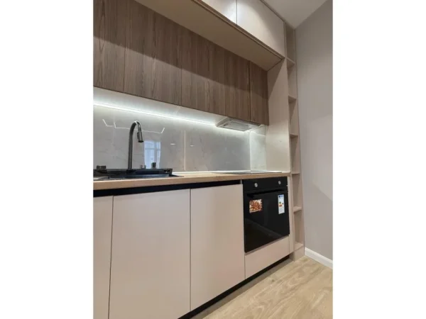 Tirane, jepet me qera apartament 1+1+Ballkon Kati 8, 90 m² 500 € (Yzberisht)