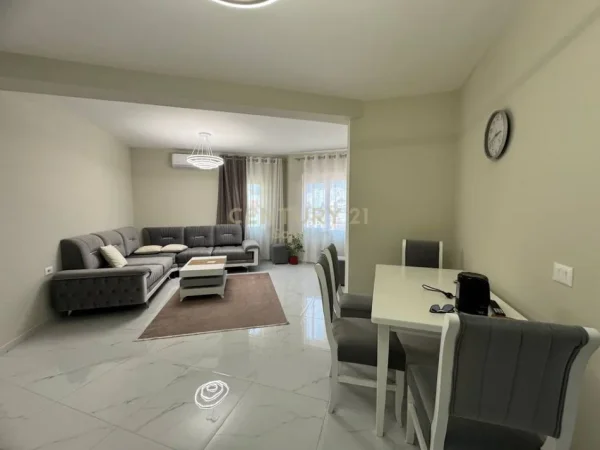 Tirane, jepet me qera apartament 1+1 Kati 6, 100 m² 650 € (Prokuroria)